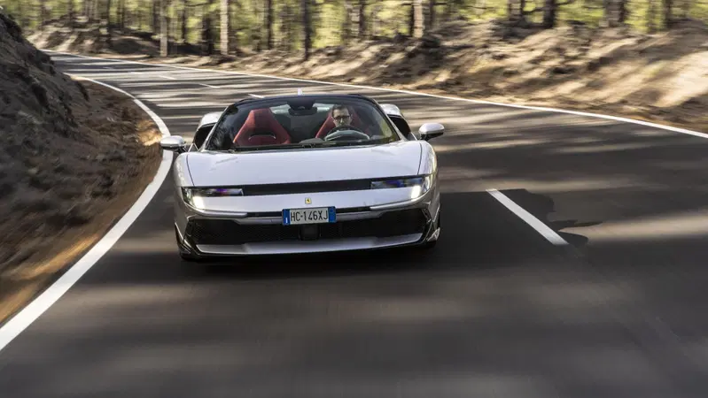 [VIDEO] Ferrari 849 Testarossa Spider, la prova: 1.050 CV a cielo aperto, ma non fa paura