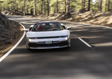 [VIDEO] Ferrari 849 Testarossa Spider, la prova: 1.050 CV a cielo aperto, ma non fa paura