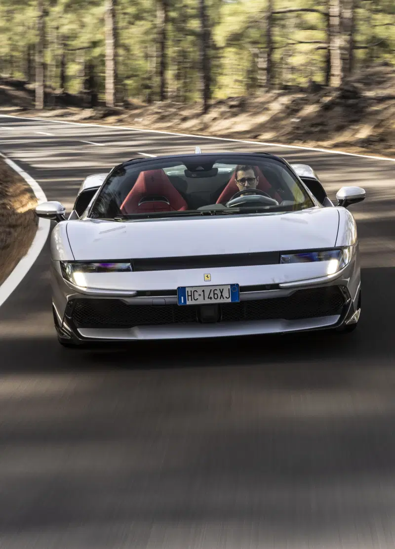 [VIDEO] Ferrari 849 Testarossa Spider, la prova: 1.050 CV a cielo aperto, ma non fa paura
