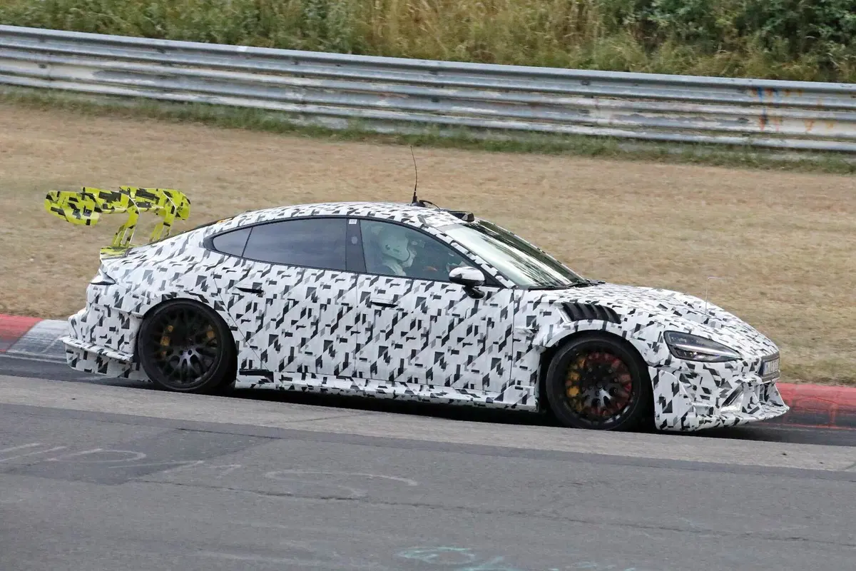 Xiaomi prepara la SU7 Ultra Extreme: sarà ancora più veloce della Porsche? (5)