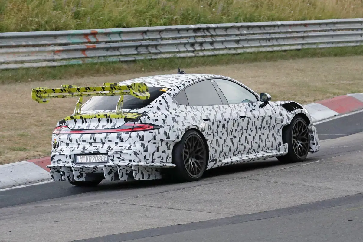 Xiaomi prepara la SU7 Ultra Extreme: sarà ancora più veloce della Porsche? (9)