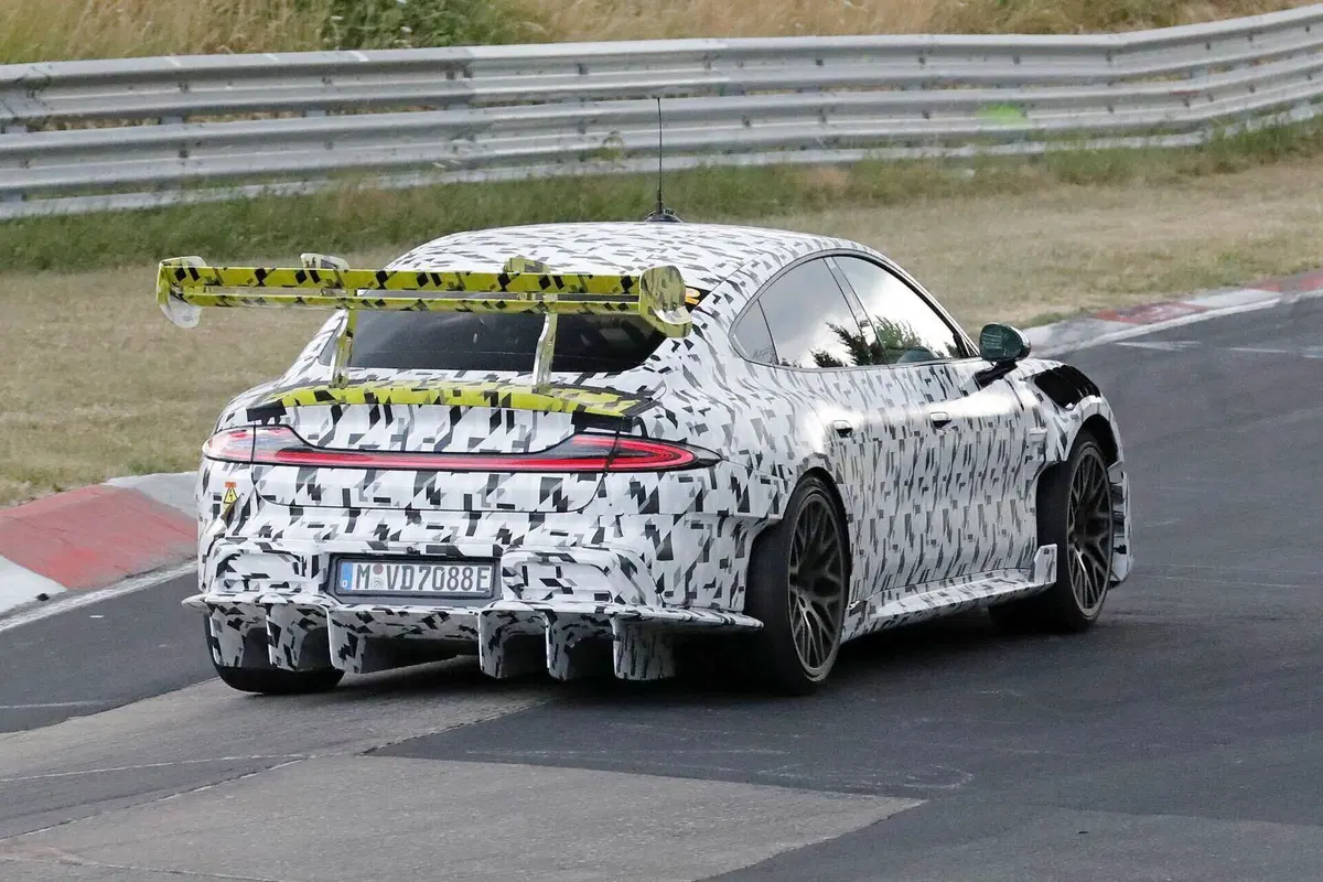 Xiaomi prepara la SU7 Ultra Extreme: sarà ancora più veloce della Porsche? (10)