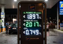 Stangata d’estate: il diesel sfonda il muro dei 2 euro al litro, benzina a un passo da 1,9