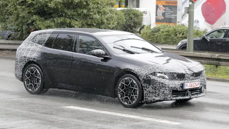 BMW i3 Touring, la station wagon elettrica &egrave; pronta a debuttare: prime foto del nuovo modello