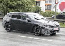 BMW i3 Touring, la station wagon elettrica è pronta a debuttare: prime foto del nuovo modello