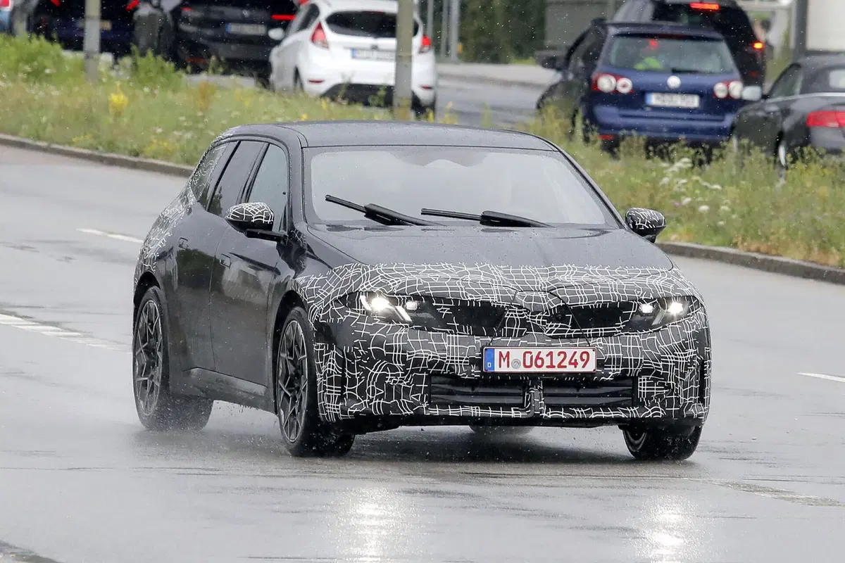 BMW i3 Touring, la station wagon elettrica è pronta a debuttare: prime foto del nuovo modello