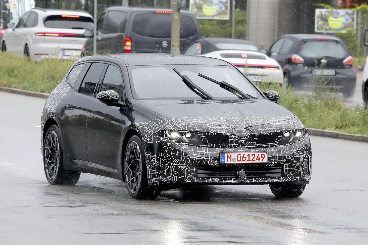 BMW i3 Touring, la station wagon elettrica è pronta a debuttare: prime foto del nuovo modello (2)