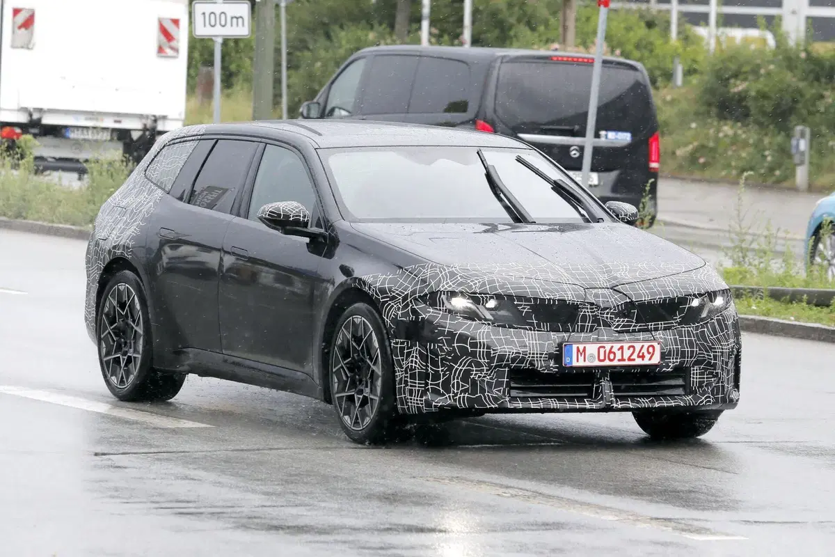 BMW i3 Touring, la station wagon elettrica è pronta a debuttare: prime foto del nuovo modello (3)