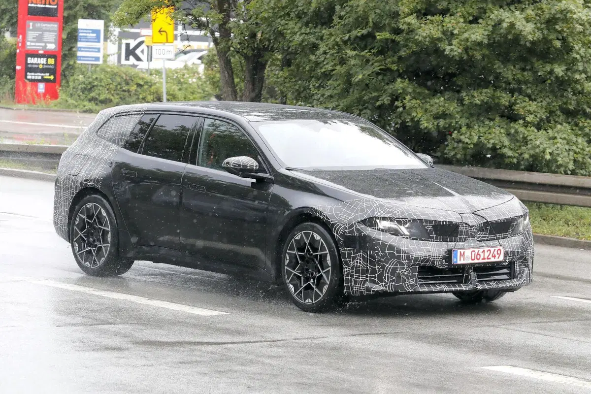 BMW i3 Touring, la station wagon elettrica è pronta a debuttare: prime foto del nuovo modello (4)