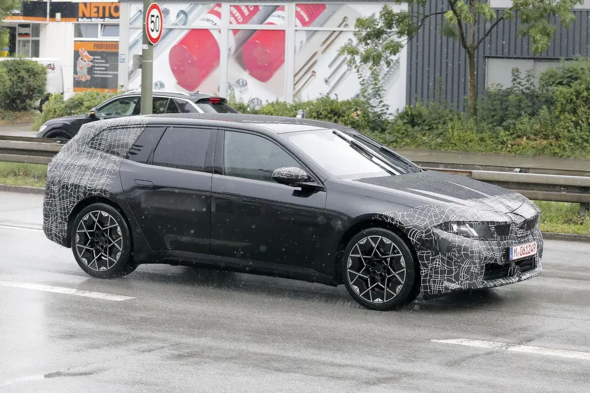 BMW i3 Touring, la station wagon elettrica è pronta a debuttare: prime foto del nuovo modello (6)