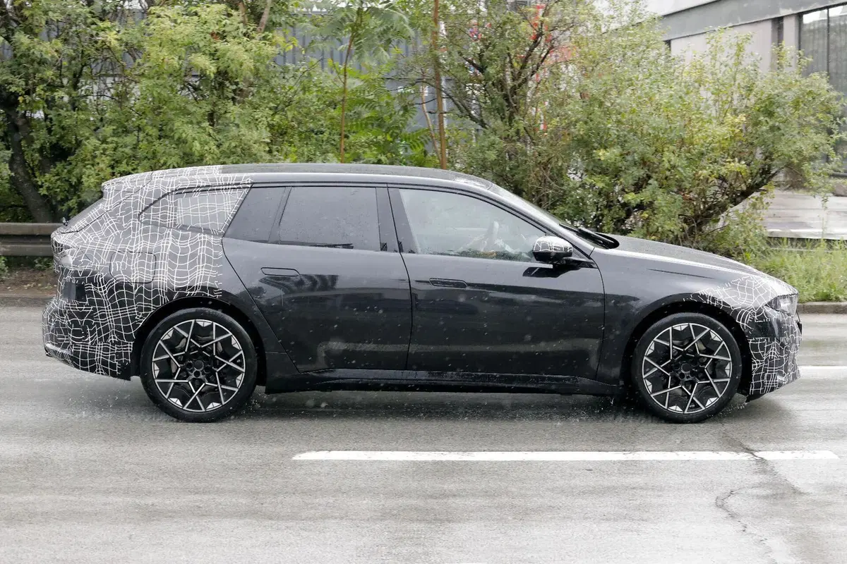 BMW i3 Touring, la station wagon elettrica è pronta a debuttare: prime foto del nuovo modello (7)