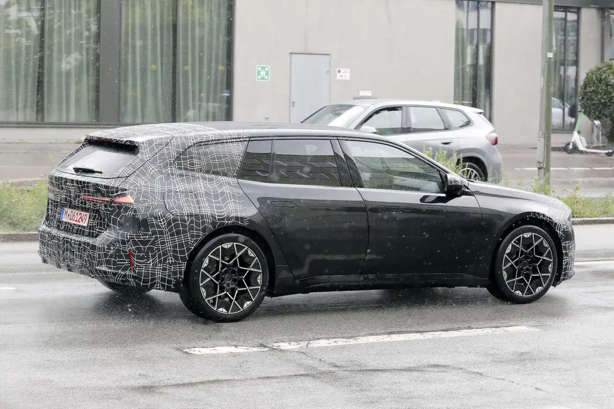 BMW i3 Touring, la station wagon elettrica è pronta a debuttare: prime foto del nuovo modello (8)