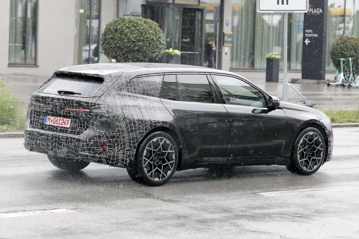 BMW i3 Touring, la station wagon elettrica è pronta a debuttare: prime foto del nuovo modello (9)