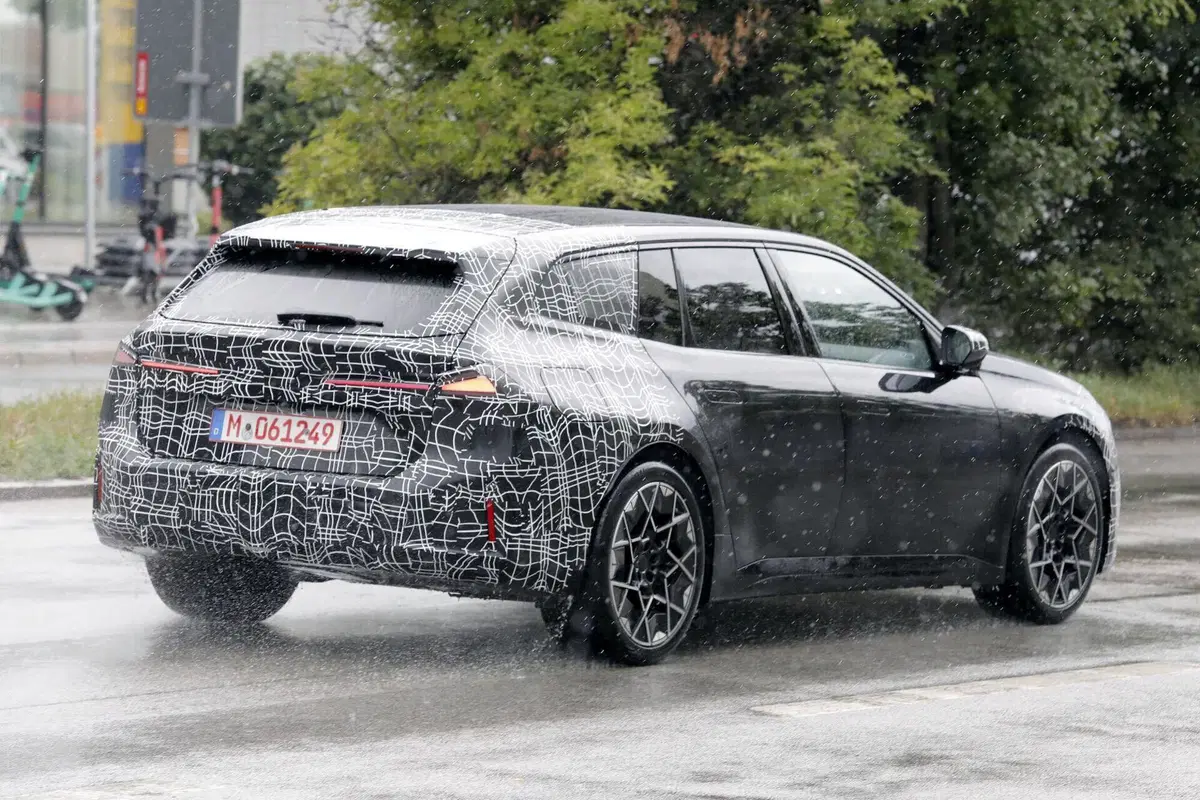 BMW i3 Touring, la station wagon elettrica è pronta a debuttare: prime foto del nuovo modello (10)