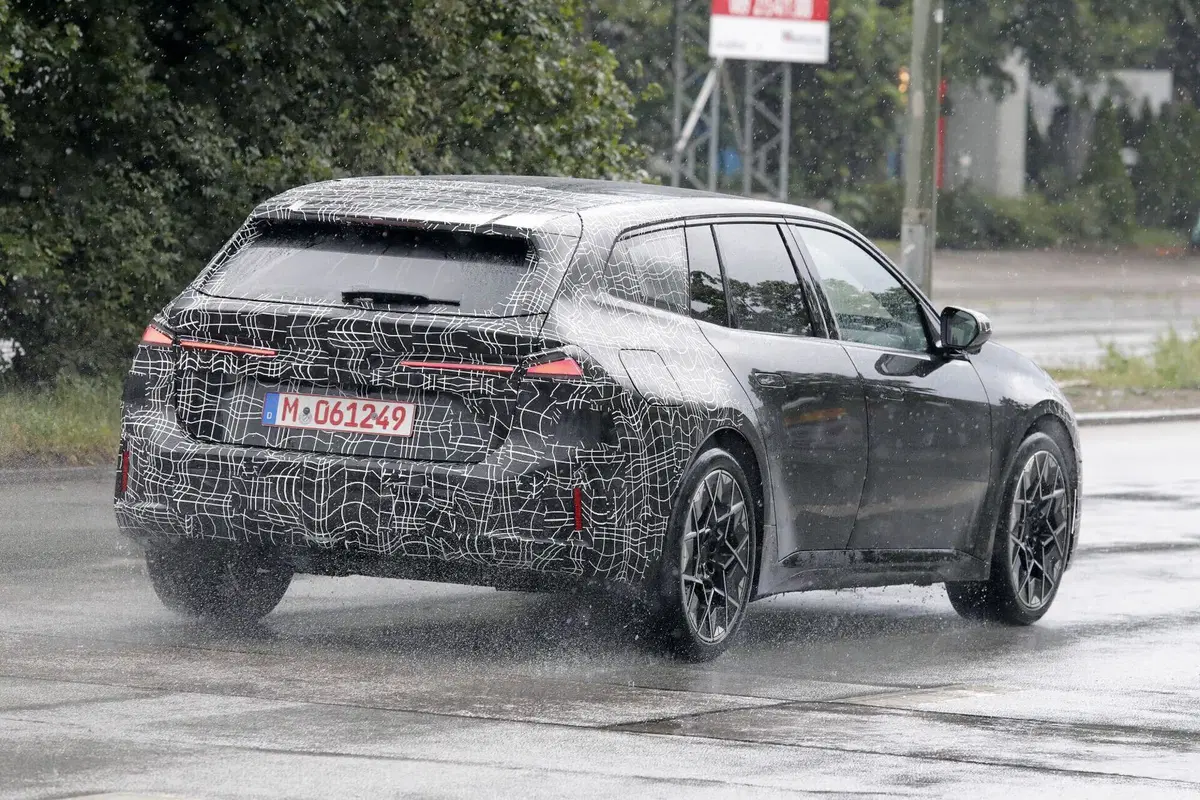 BMW i3 Touring, la station wagon elettrica è pronta a debuttare: prime foto del nuovo modello (11)