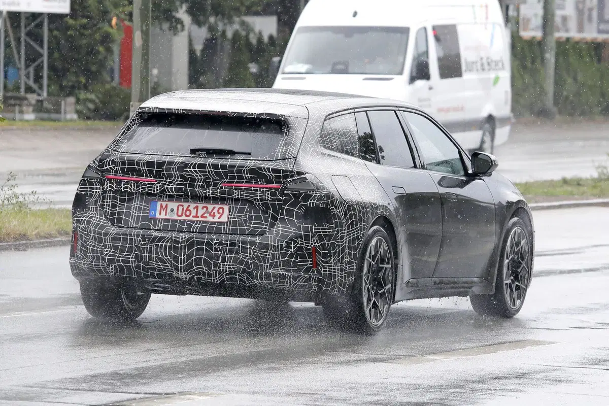 BMW i3 Touring, la station wagon elettrica è pronta a debuttare: prime foto del nuovo modello (12)