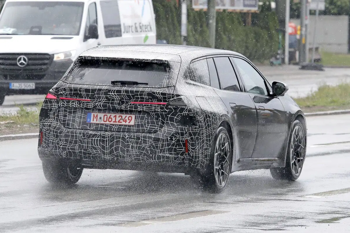 BMW i3 Touring, la station wagon elettrica è pronta a debuttare: prime foto del nuovo modello (13)