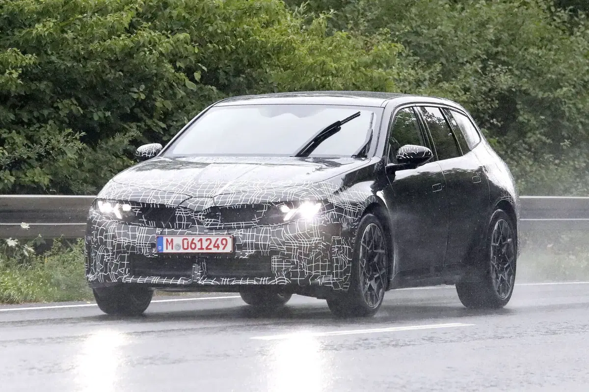 BMW i3 Touring, la station wagon elettrica è pronta a debuttare: prime foto del nuovo modello (14)