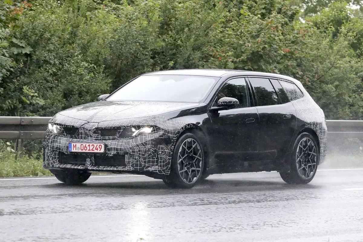 BMW i3 Touring, la station wagon elettrica è pronta a debuttare: prime foto del nuovo modello (15)