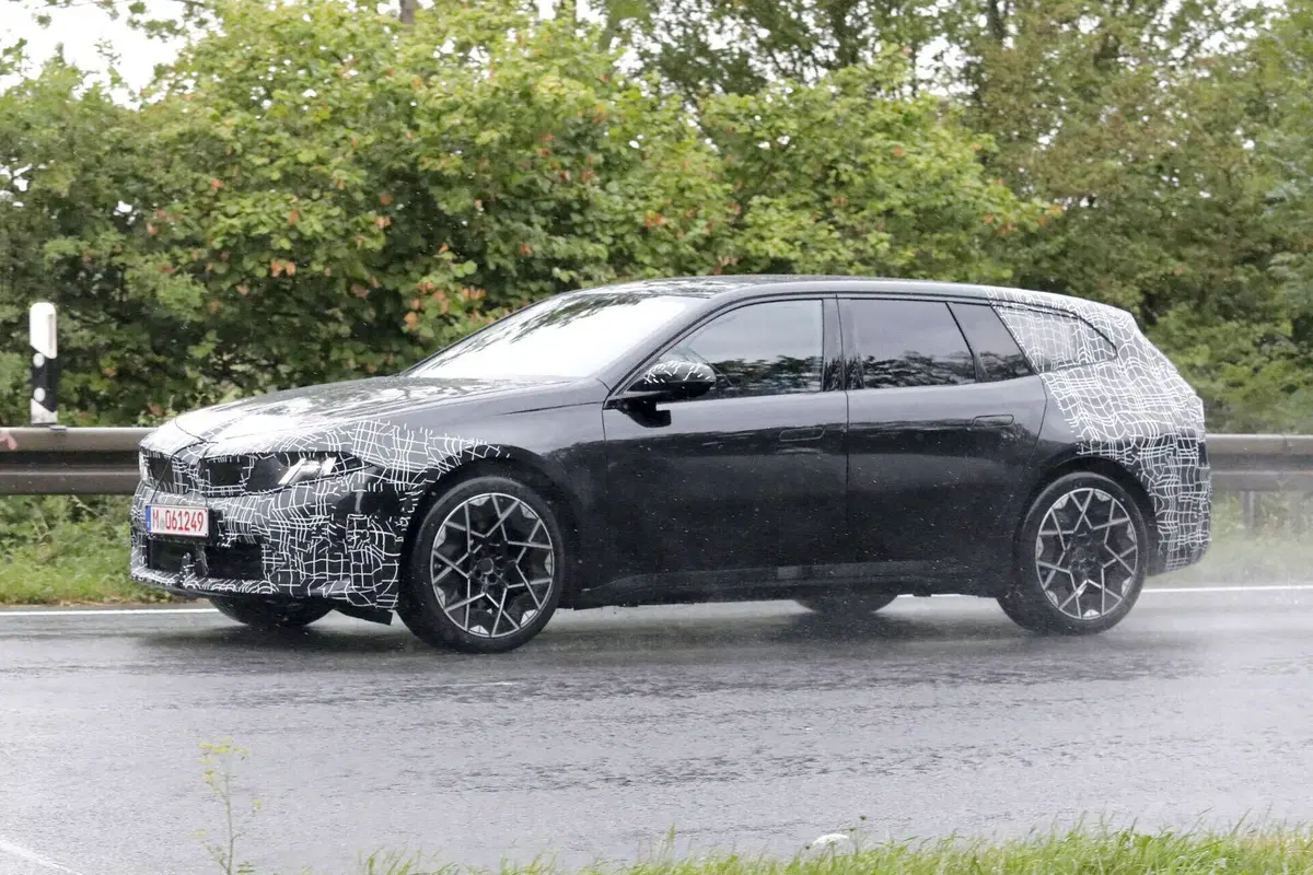BMW i3 Touring, la station wagon elettrica è pronta a debuttare: prime foto del nuovo modello (16)