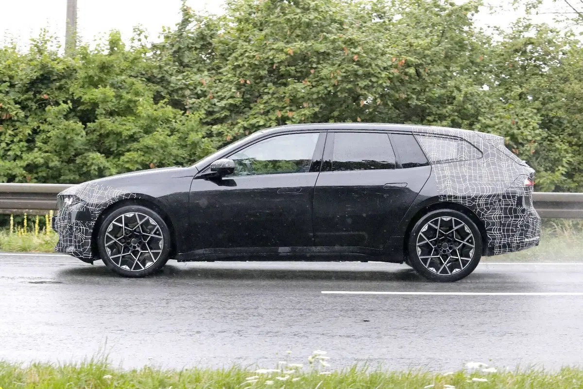 BMW i3 Touring, la station wagon elettrica è pronta a debuttare: prime foto del nuovo modello (17)