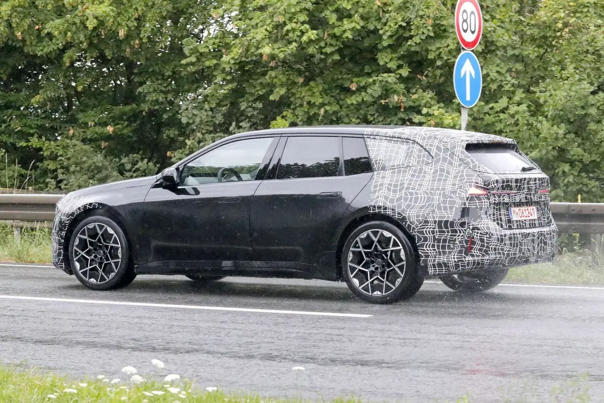 BMW i3 Touring, la station wagon elettrica è pronta a debuttare: prime foto del nuovo modello (18)