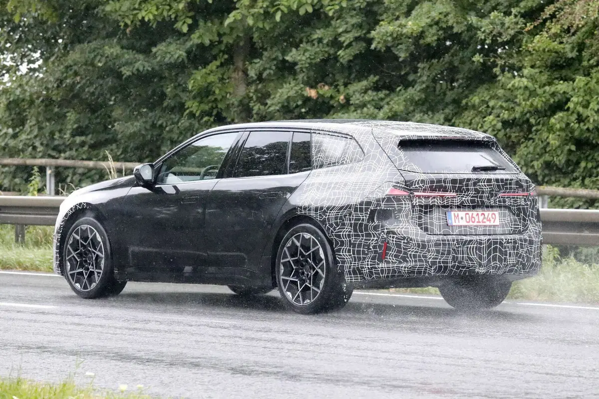 BMW i3 Touring, la station wagon elettrica è pronta a debuttare: prime foto del nuovo modello (19)