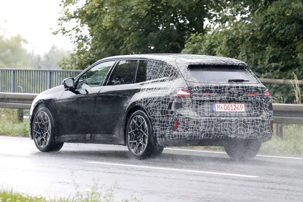 BMW i3 Touring, la station wagon elettrica è pronta a debuttare: prime foto del nuovo modello (20)