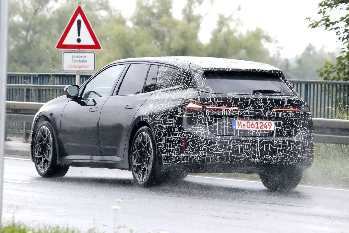 BMW i3 Touring, la station wagon elettrica è pronta a debuttare: prime foto del nuovo modello (21)