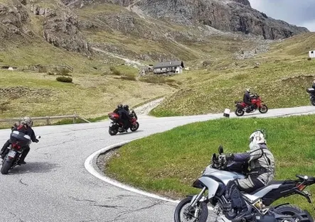 Strade alpine “limitate” per i Motociclisti. Certe cose mi fanno ribollire il sangue. Ho bisogno di un Presidente di buon senso che mi dia una calmata
