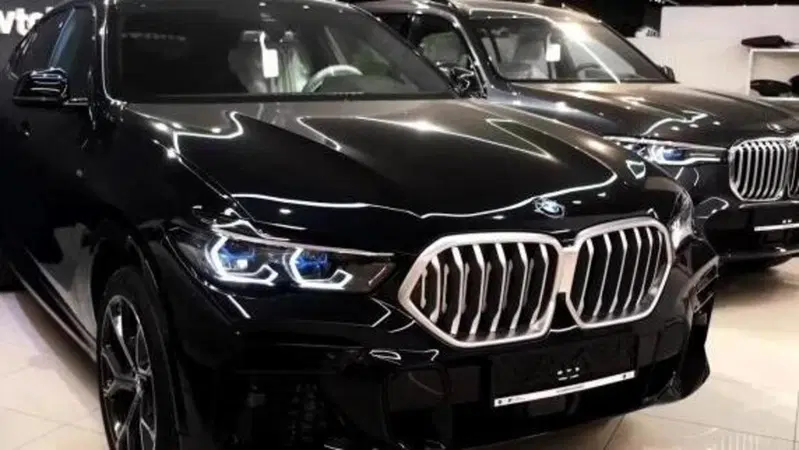 Il mercato nero dei SUV "fantasma": cos&igrave; in Russia nascono le BMW false assemblando pezzi avanzati