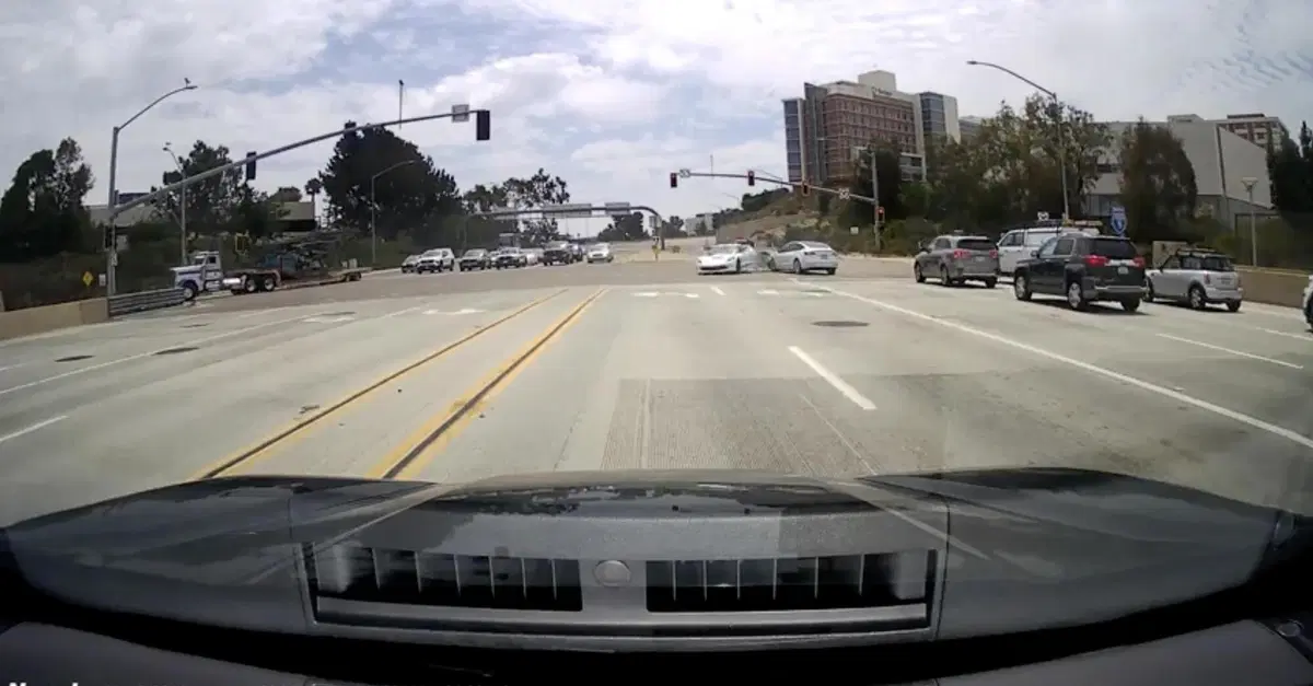 Tesla Model 3 passa con il rosso e distrugge una Corvette: il video della dashcam &egrave; impressionante