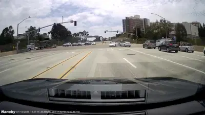 Tesla Model 3 passa con il rosso e distrugge una Corvette: il video della dashcam &egrave; impressionante