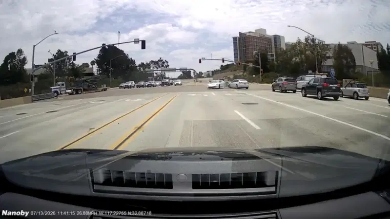 Tesla Model 3 passa con il rosso e distrugge una Corvette: il video della dashcam &egrave; impressionante