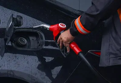 Benzina e diesel, nuovi rincari alla pompa: fare il pieno costa sempre di pi&ugrave;