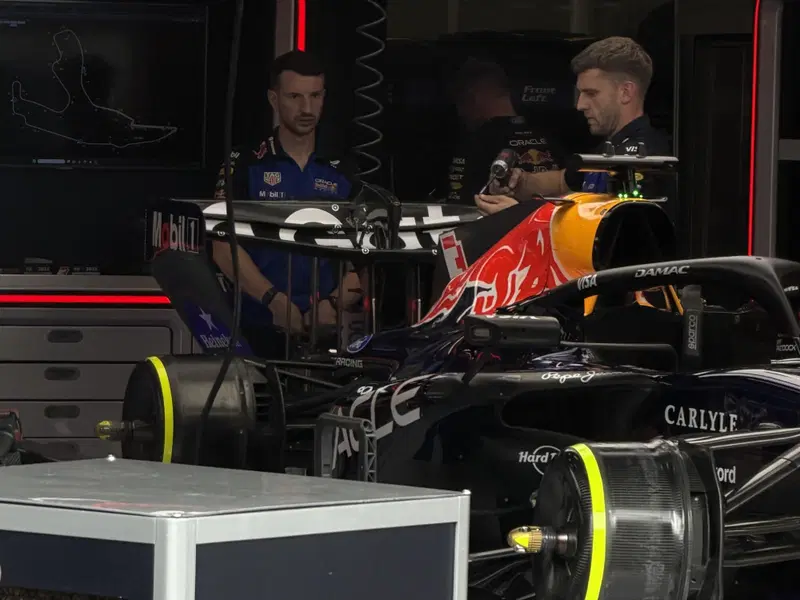 RB22 con vecchia ala posteriore nel box a Spa