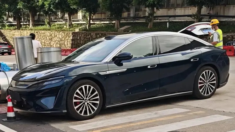 725,9 kg e 102,3 kWh: la mega-batteria che promette 1.000 km di autonomia &egrave; di una maxi-berlina cinese