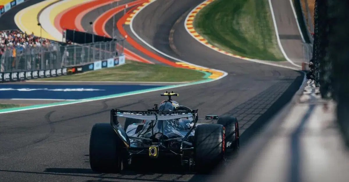 F1. Spavento Hamilton a Spa: sbatte e distrugge la Ferrari, mentre Antonelli fa volare la Mercedes anche in FP3