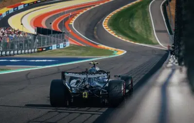 F1. Spavento Hamilton a Spa: sbatte e distrugge la Ferrari, mentre Antonelli fa volare la Mercedes anche in FP3