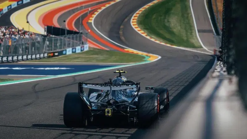 F1. Spavento Hamilton a Spa: sbatte e distrugge la Ferrari, mentre Antonelli fa volare la Mercedes anche in FP3