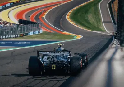 F1. Spavento Hamilton a Spa: sbatte e distrugge la Ferrari, mentre Antonelli fa volare la Mercedes anche in FP3
