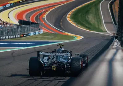 F1, Kimi Antonelli nella storia a Spa! Trionfo magistrale e fuga mondiale nel caos Mercedes. Leclerc secondo con Verstappen 3°