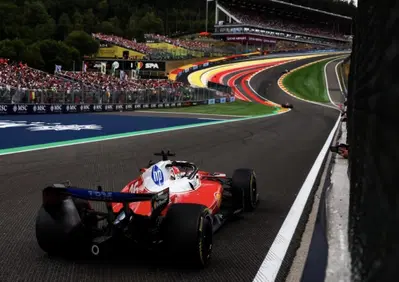 F1. “Non ci aspettavamo di essere così forti”: la Ferrari stupisce a Spa e Vasseur punge i commissari sulla penalità di Hamilton