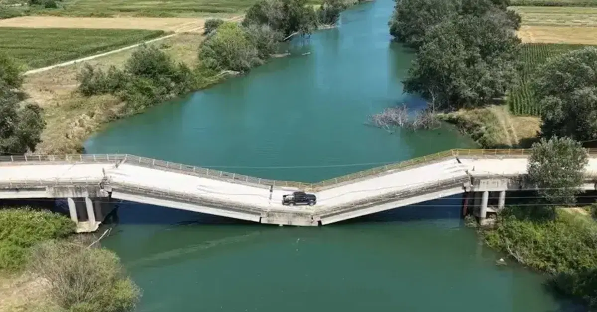 Il ponte &egrave; mezzo scomparso nell&rsquo;acqua, ma gli automobilisti lo usano ancora ogni giorno