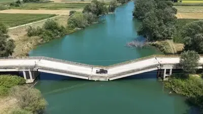 Il ponte &egrave; mezzo scomparso nell&rsquo;acqua, ma gli automobilisti lo usano ancora ogni giorno