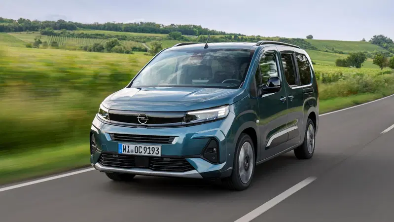 Opel Combo ora &egrave; pi&ugrave; accessibile: debutta il motore a benzina con cambio manuale 