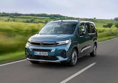 Opel Combo ora è più accessibile: debutta il motore a benzina con cambio manuale 