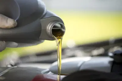 Viscosit&agrave;, ecco il "limite cosmico": cosa significa per l'olio motore della tua auto