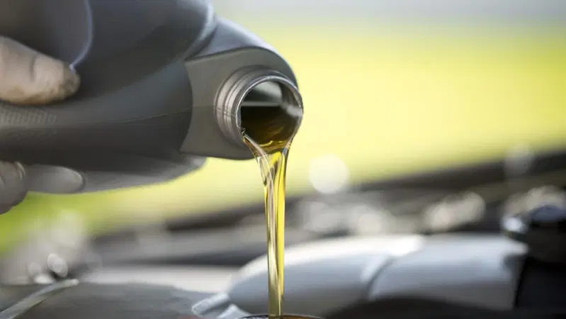 Viscosit&agrave;, ecco il "limite cosmico": cosa significa per l'olio motore della tua auto