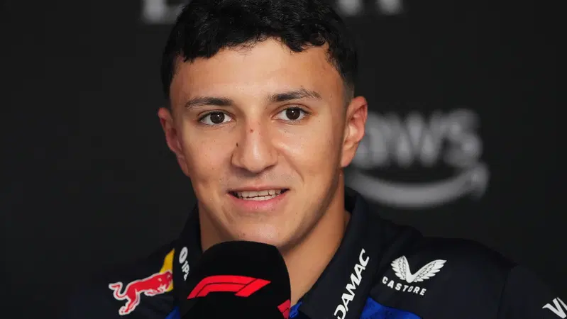 Sprezzante, fiero e velocissimo: ecco perch&eacute; Isack Hadjar non soffre il sedile pi&ugrave; difficile della F1